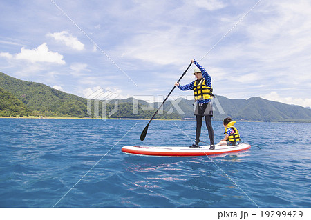 マリンスポーツをする親子 19299429