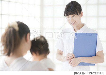 看護師と親子（赤ちゃん） 19299513