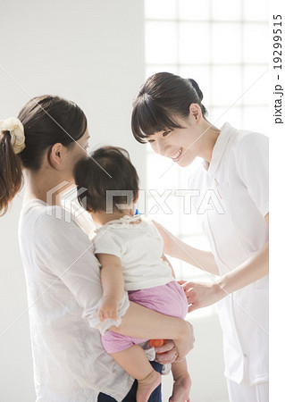 看護師と親子(赤ちゃん) 看護師と親子(赤ちゃん) 19299515
