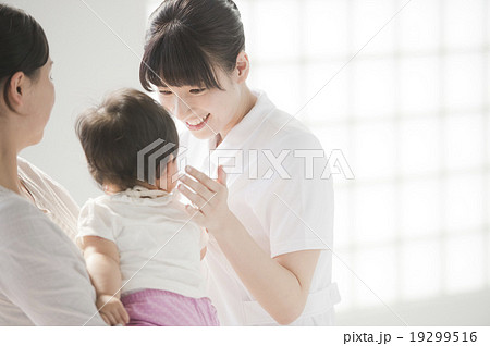 看護師と親子(赤ちゃん) 看護師と親子(赤ちゃん) 19299516