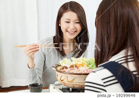 女性　笑顔　食欲　鍋料理　日本料理　鍋パーティ 19299646