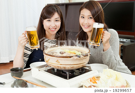 女性　笑顔　食欲　鍋料理　日本料理　鍋パーティ ビール 19299657