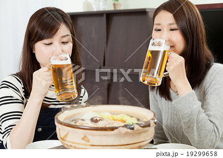 女性　笑顔　食欲　鍋料理　日本料理　鍋パーティ ビール 19299658