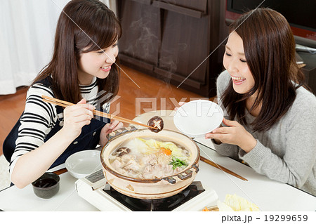 女性　笑顔　食欲　鍋料理　日本料理　鍋パーティ 19299659