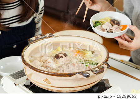 女性　笑顔　食欲　鍋料理　日本料理　鍋パーティ 19299665