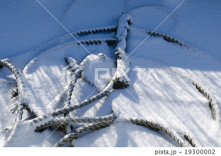 雪に埋もれたロープ 19300002