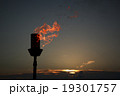 夕焼けとレストランの灯火 19301757