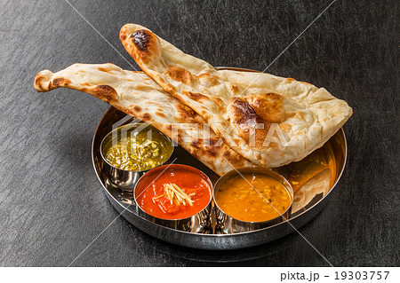 ナンとインドカレー　 Naan and three colors of India curry 19303757