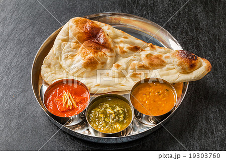 ナンとインドカレー Naan and three colors of India curry ナンとインドカレー Naan and three colors of India curry 19303760