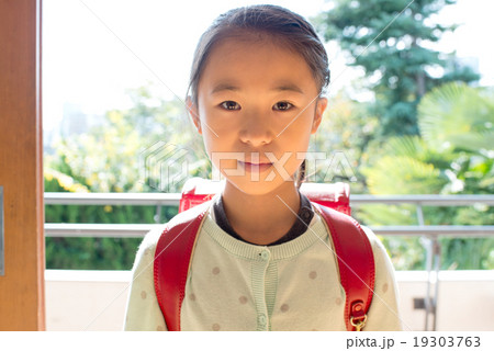 窓辺に立つ子供　小学校高学年 19303763
