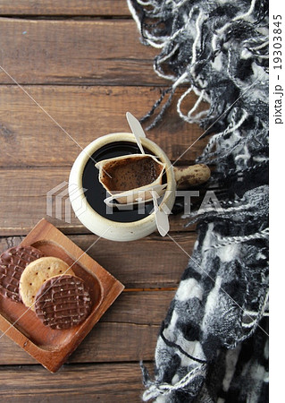 一杯抽出ドリップコーヒーとチョコビスケットとウールの膝掛け 一杯抽出ドリップコーヒーとチョコビスケットとウールの膝掛け 19303845