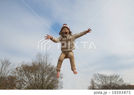 ジャンプする女の子 19303873