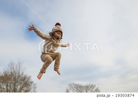 ジャンプする女の子 19303874