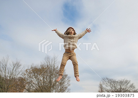 ジャンプする女の子 19303875
