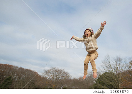 ジャンプする女の子 19303876