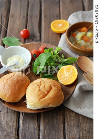 テーブルロールのワンプレートとスープの野菜たっぷりメニュー 19303981