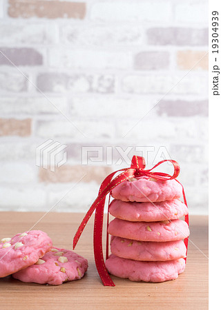 Strawberry cookies tied with a ribbon 19304939