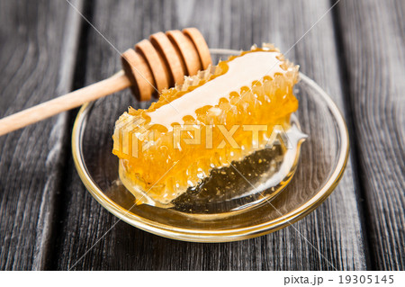 Honeycomb on a glass saucer 19305145