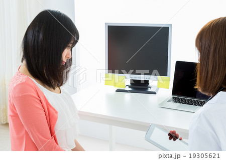 社員　カウンセリング　女医　メンタルヘルス　メンタルケア　女の人　医者　診察　女性ドクター　病院　 19305621