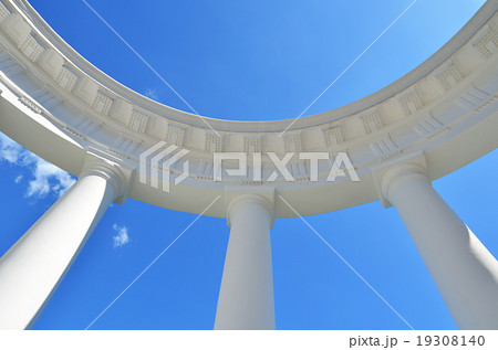 Colonnade against a blue sky 19308140