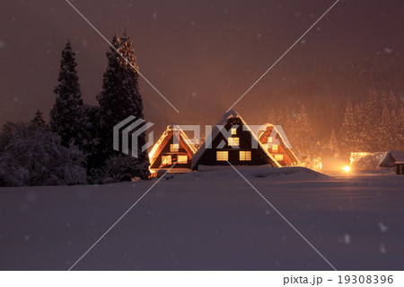 冬の岐阜県白川郷ライトアップ  19308396