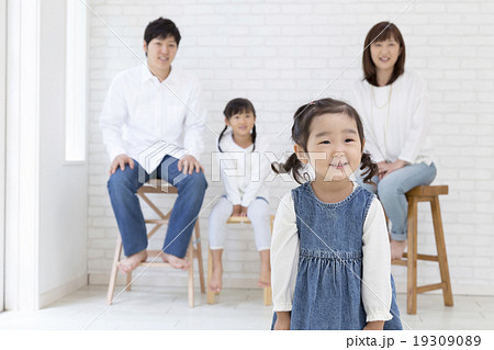 日本人の女の子と家族 19309089