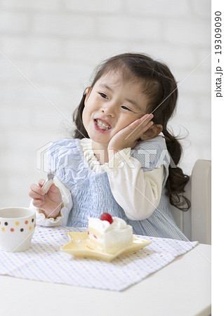 ケーキを食べる女の子の写真素材