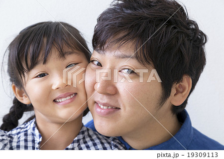 頬を寄せる父と娘 19309113