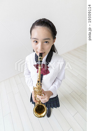 サックスを吹く女子中学生の写真素材