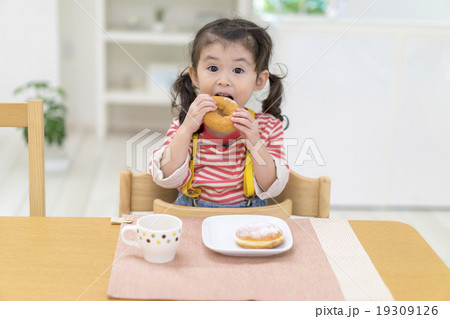ドーナツを食べる女の子 19309126