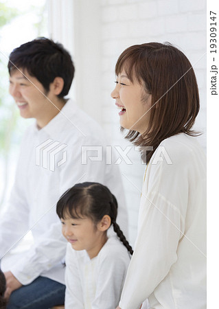 3人の日本人家族 19309147