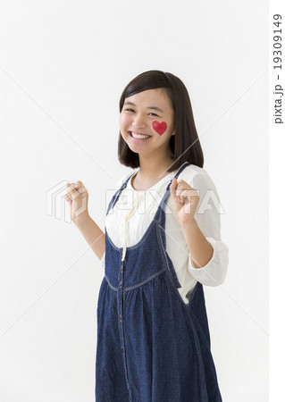 顔にハートのペイントをした女の子 19309149