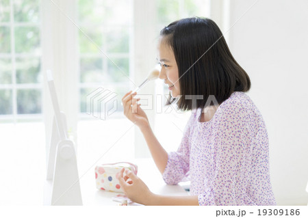 メイクをする女の子 19309186