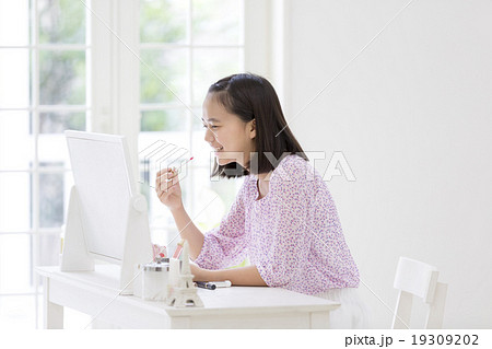 メイクをする女の子 メイクをする女の子 19309202