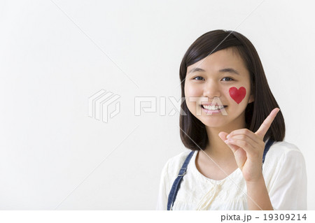 指さす女の子 19309214