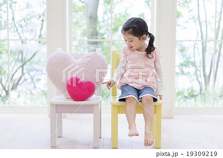 イスに座る女の子の写真素材