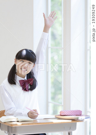 手を挙げる女子中学生 19309249