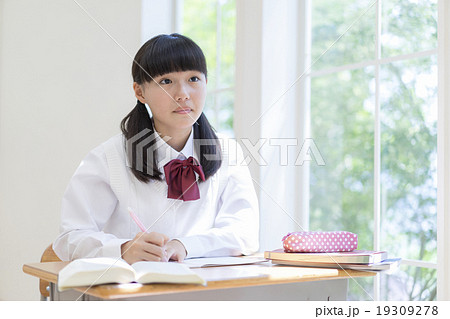 勉強する女子中学生 19309278