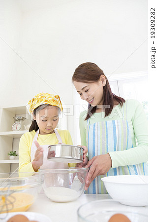 キッチンに立つ母と娘 19309282