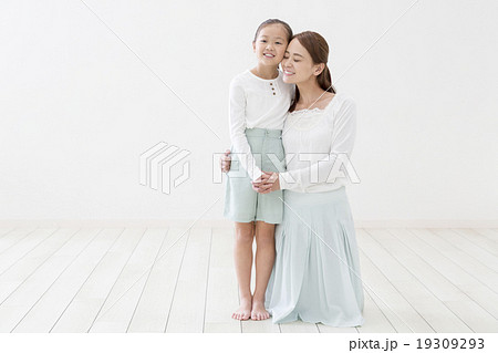 頬を寄せ合う母と娘 19309293