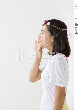 声を出す女の子 19309343