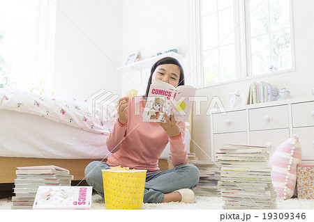 マンガを読む女の子 19309346