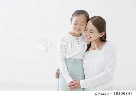 頬を寄せ合う母と娘 19309347