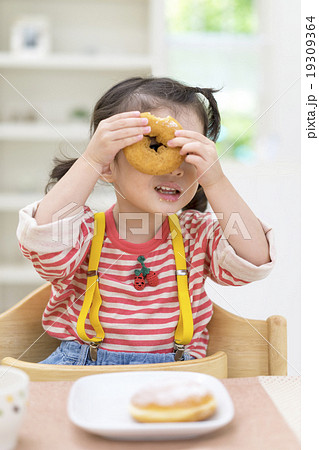 ドーナツの穴を覗く女の子の写真素材 ドーナツの穴を覗く女の子の写真素材