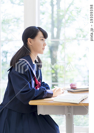 勉強する女子中学生 19309398
