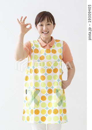 OKサインをする保育士の女性 OKサインをする保育士の女性 19309405