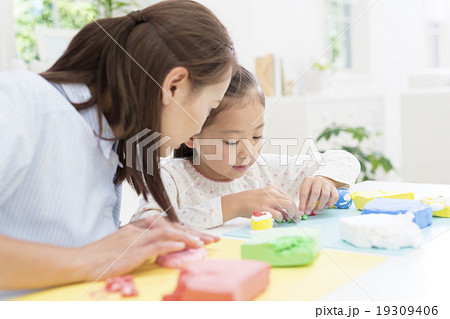 粘土で遊ぶ母と娘 19309406