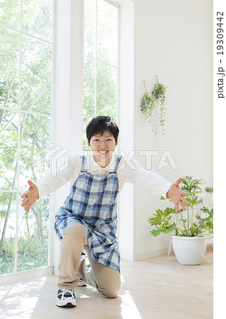 両手を広げる保育士の男性 19309442