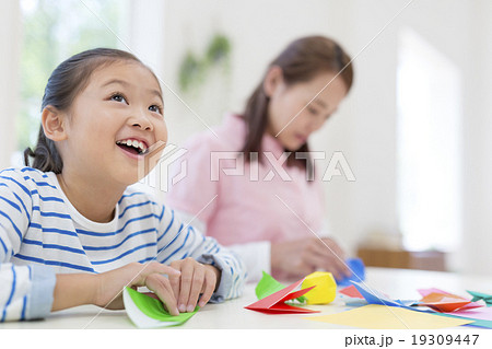 折り紙で遊ぶ女の子 19309447