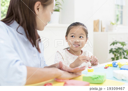 粘土で遊ぶ女の子 19309467